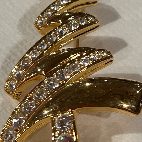 VINTAGE MONET GOLDEN TONE RHINESTONE BROACH - Picture 3 of 4